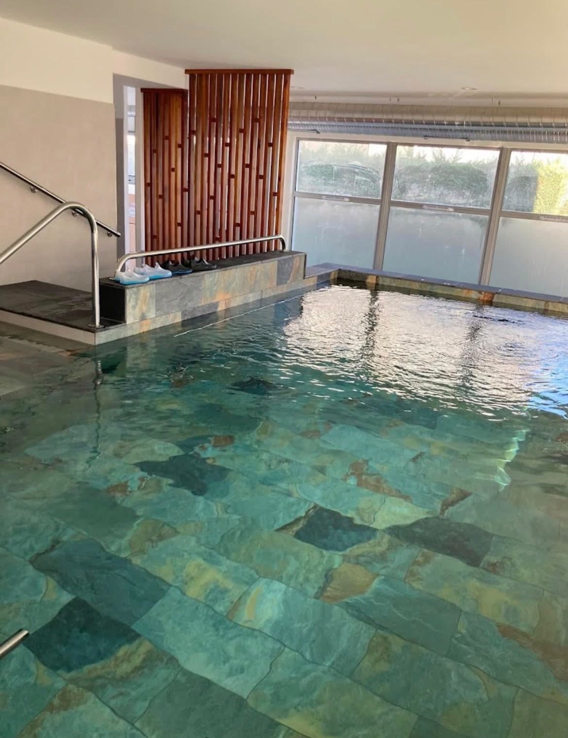 Bassin privé couvert et chauffé à 33°C à Anglet pour bébé nageur, aquaphobie et aquagym