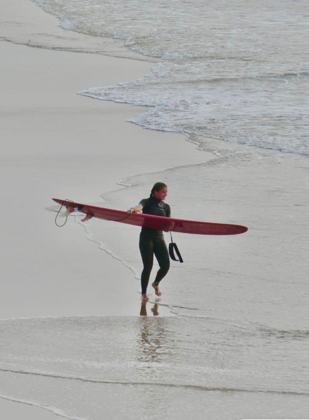Cours de surf avec Clara D. sur la Côte Basque, surfeuse et naturopathe